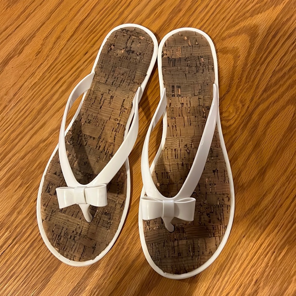 White bow flip flops
